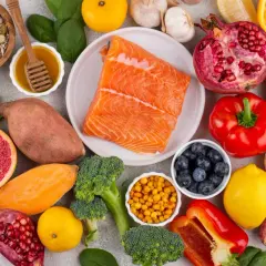 Salmone, spinaci, agrumi, bacche e semi: ecco cosa mangiare per la vitamina b12 bassa.