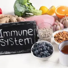 Alimenti per rafforzare il sistema immunitario: broccoli, aglio, zenzero, agrumi, frutti di bosco, mandorle, semi di girasole, miele e pollo.