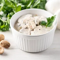 Funghi in salsa cremosa con noce moscata, attenzione alle controindicazioni per un uso eccessivo.