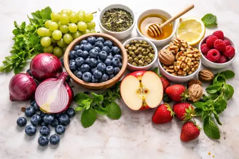 Frutta, verdura e noci: mirtilli, mele, fragole, uva, lamponi, cipolle rosse, capperi, noci, tè, miele e limone. Alimenti ricchi di quercetina per un intestino sano.