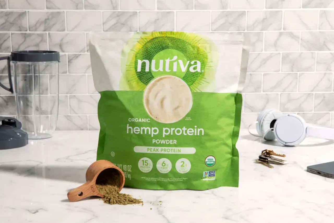 Sacchetto di proteine della canapa biologiche Nutiva, con misurino e polvere. Scopri i benefici delle proteine della canapa per il tuo benessere.